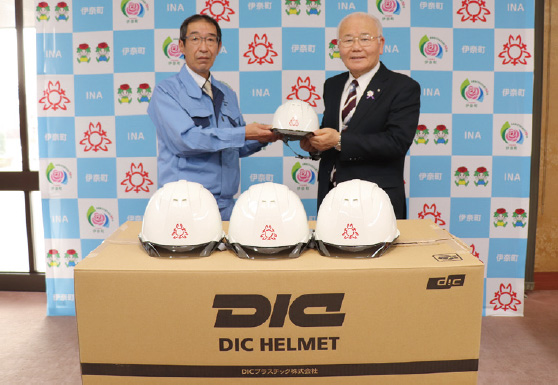 DIC Plastics director Takashi Kanno with mayor of Ina Kiyoshi Oshima
