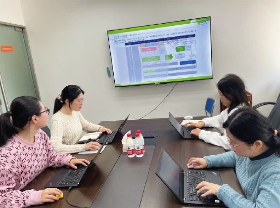 システムについて説明する DIC チャイナ社ESH 部GCIP チーム