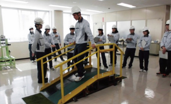 Hands-on safety training simulating an accident involving a fall