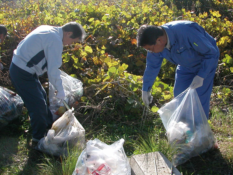 Employees of the Shiga Plant engaged in a clean-up