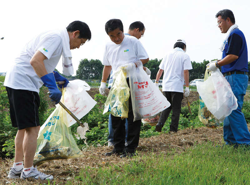 Employees of the Komaki Plant serving as clean-up volunteers