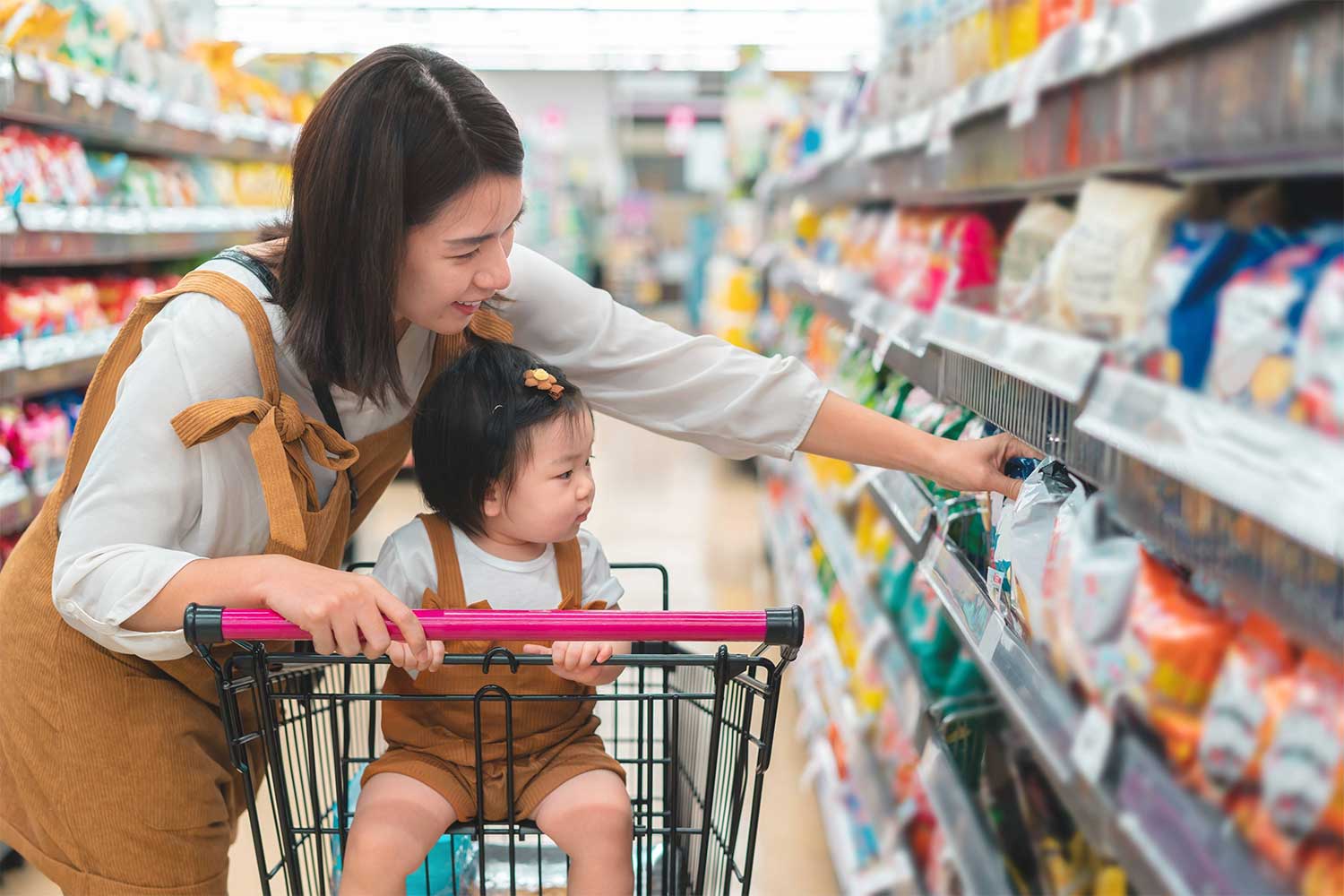 食品パッケージを手に取っている女性