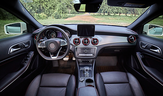 自動車用途のイメージ（走行中の社内の写真）