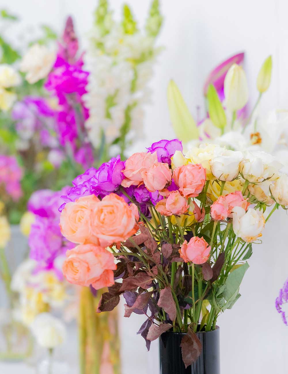 明るい空間に色鮮やかな花束を配置した作品