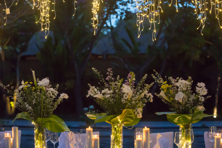 RADilysを用いて発光する生花ブーケやテーブル装花で演出されたブライダル会場のイメージ