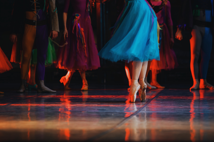 舞台・演劇・パフォーマンスのセットや小道具にRADilysの発光生花を用いた演出イメージ