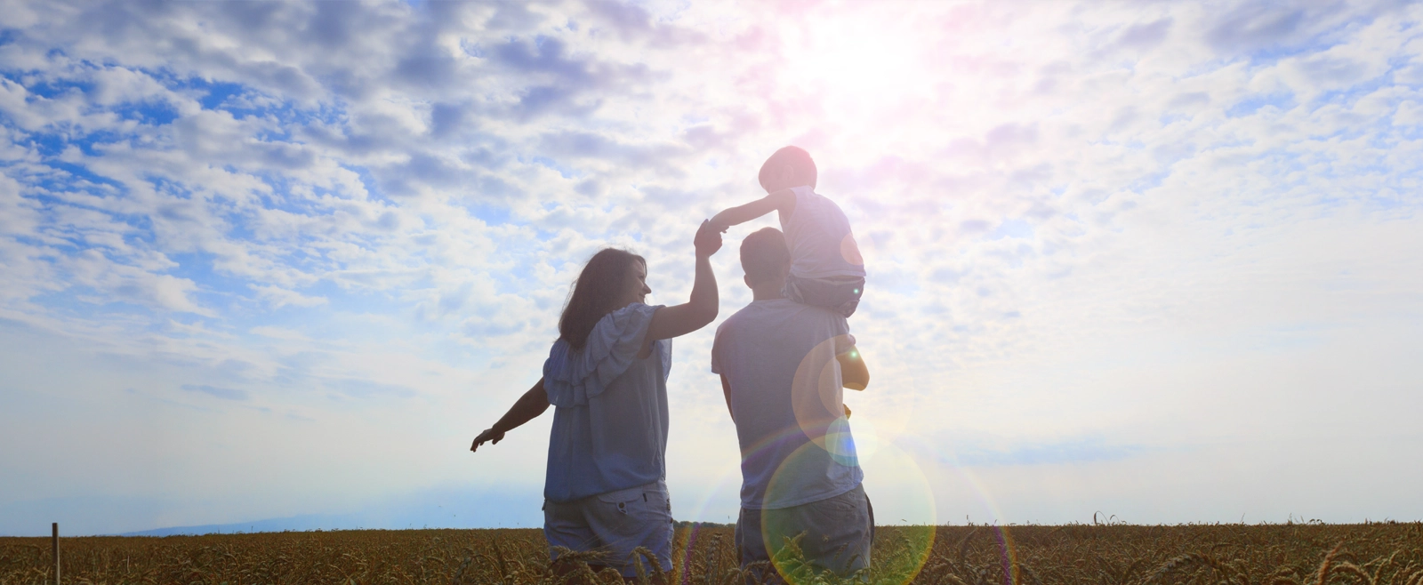 手をつなぐ家族のシルエット