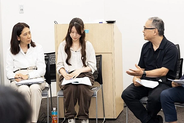 複数人でテーブルを囲み話し合う様子