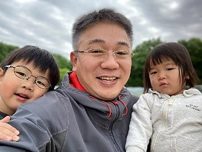 森川さんご家族でカメラに向かって笑う様子