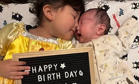 赤ちゃんが生まれてうれしい姉弟の様子