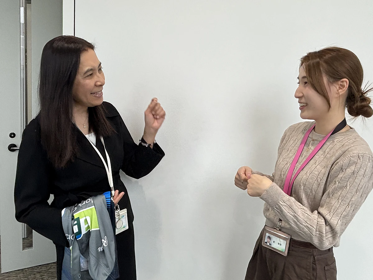 笑顔で話をする様子