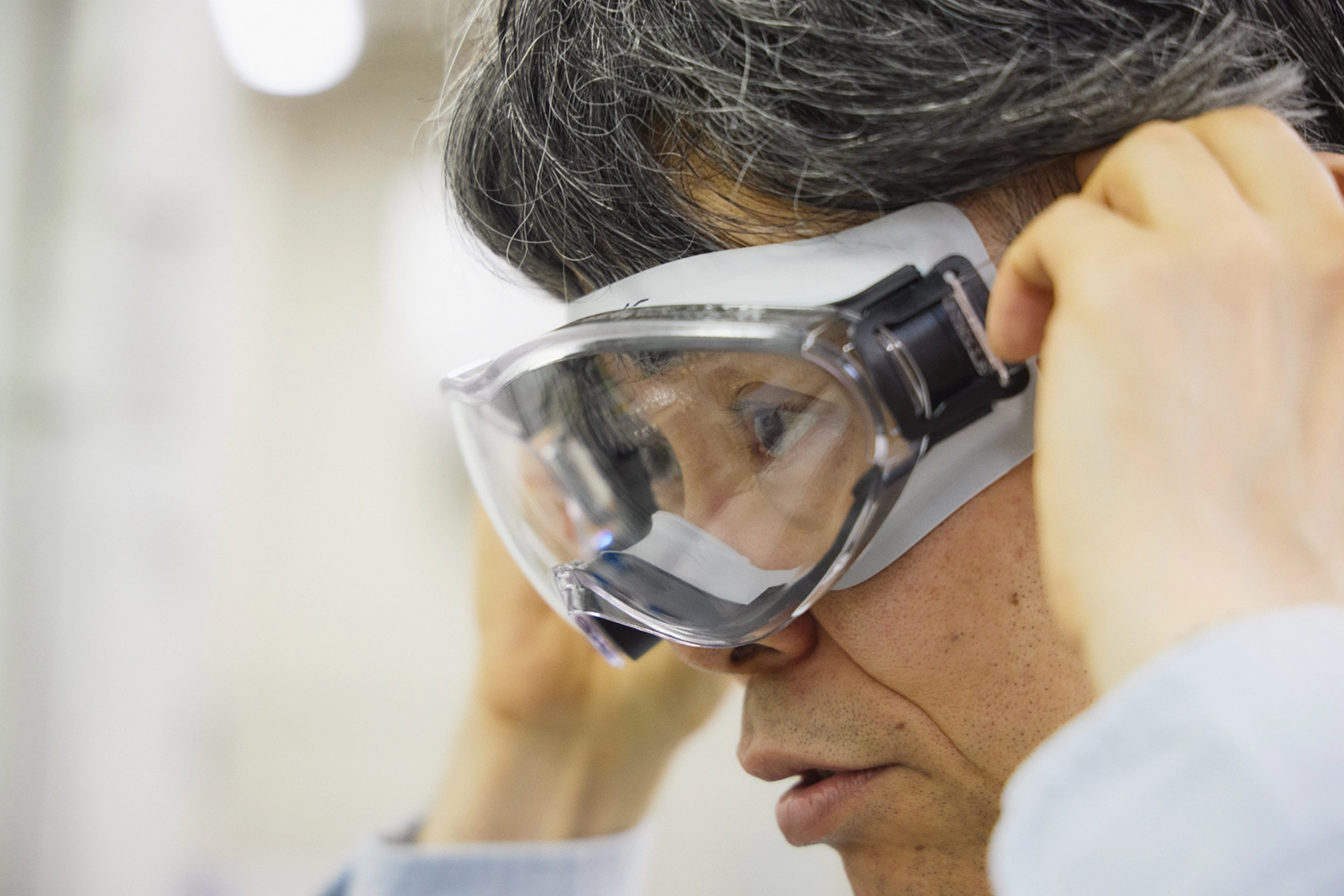 保護具を着用して研究開発に取り組む様子