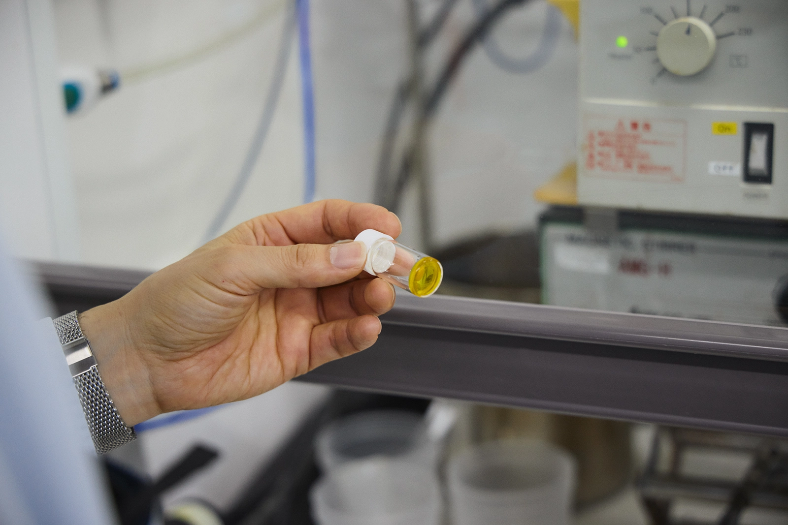 活性エステル型エポキシ樹脂硬化剤のサンプルを確認する様子