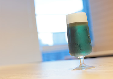 「チョイ飲み」ではDICが開発した「リナブルー®」をビールに入れた青いビールも販売されています。