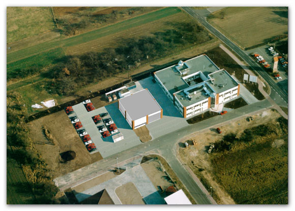 欧州PPS技術センター完成予想図 （上空からの撮影、中央の正方形建屋が同センター）